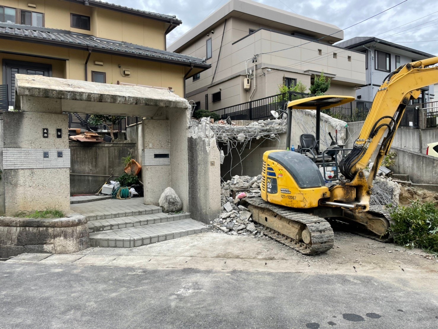 愛知県名古屋市守山区のバルコニー付きガレージ設置工事　RC掘り込みガレージ解体工事　外構リフォーム工事　エクステリア　カーポート・ガレージ専門店プラスの施工事例　|愛知県名古屋市のカーポート＆ガレージ専門店プラス